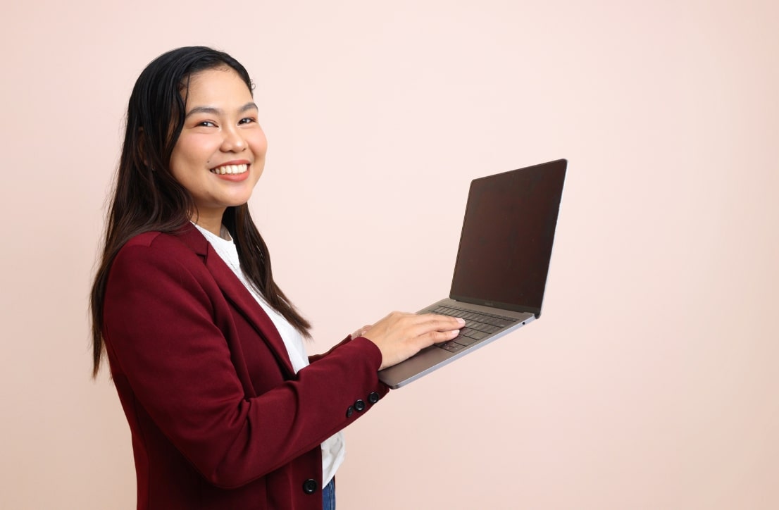 Roma holding a laptop
